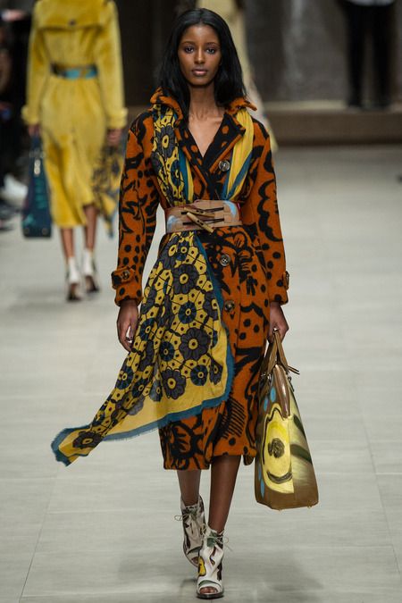 You are currently viewing 10 Chic Ways To Wear A Silk Scarf