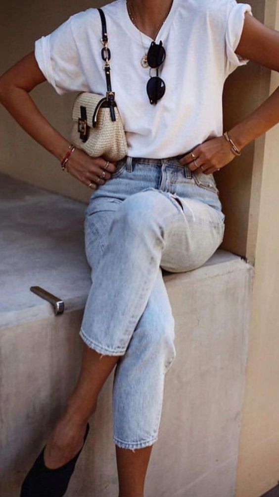 You are currently viewing 10 Best Ways to Style a Simple White Tee Without Looking Boring