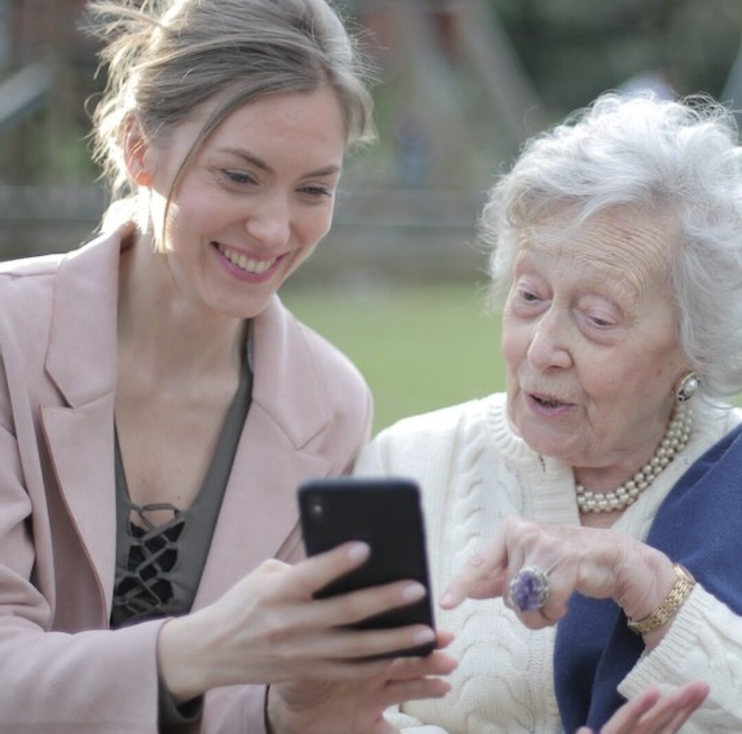How to Teach an Elderly Parent to Use a Cell Phone?