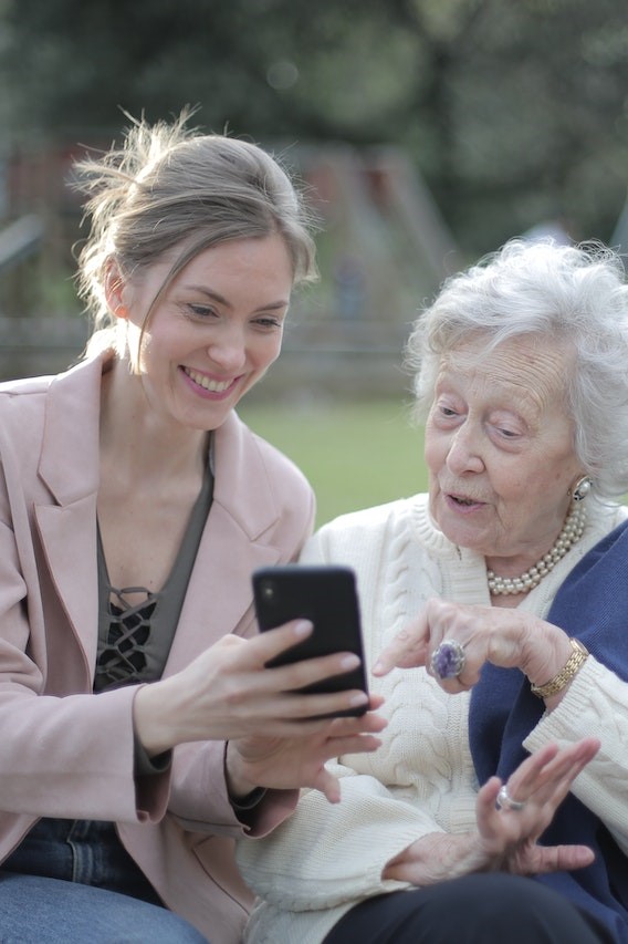 How to Teach an Elderly Parent to Use a Cell Phone?
