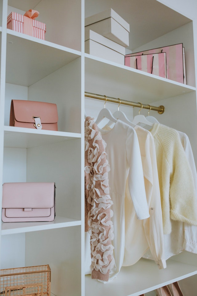 You are currently viewing The Ultimate Guide to Decluttering and Organizing Your Closet